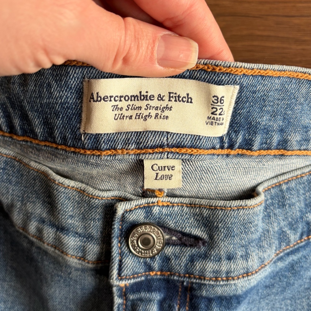✨ NWT Abercrombie & Fitch Curve Love Ultra High Rise Slim Straight Jeans ✨ - Picture 4 of 12